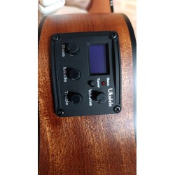 Egmond C380.100EQ Ukelele Concierto de sapeli con binding negro y previo