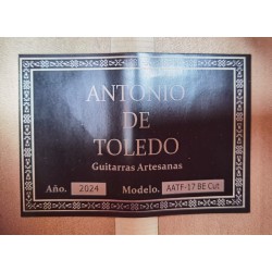 Antonio De Toledo Serie Legado Modelo AATF-17BRE CUT Blanca de Cipres teñido de rojo con Cutaway y Previo Fishman PSY-301