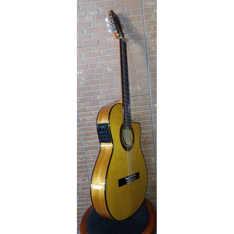 OUTLET - TAPA RAJADA REPARADA - C320.590CE ESTRECHA Guitarra Flamenca Vicente Tatay Tapa Maciza - Amplificada Fishman PSY-301