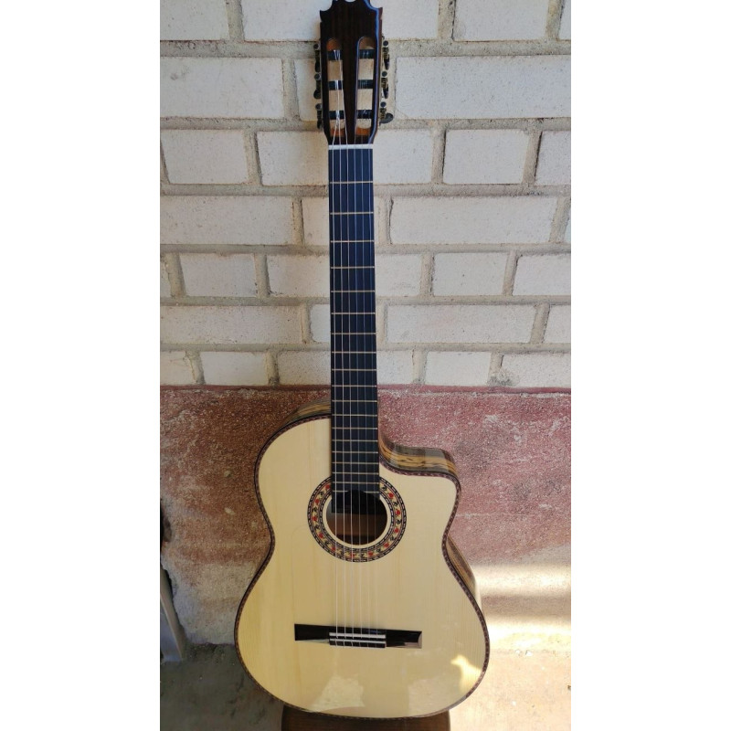 Outlet A14 - Antonio De Toledo Modelo ATF-17EB CUT con Cutaway Guitarra Flamenca de Ebano Blanco con Double Os1 Con Golpecito Ab