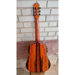 Outlet A76 - Antonio de Toledo ATF-17EBR – Guitarra Flamenca de Ebano Blanco Teñido de Rojo con Golpe De Una Cuerda Debajo De Pu