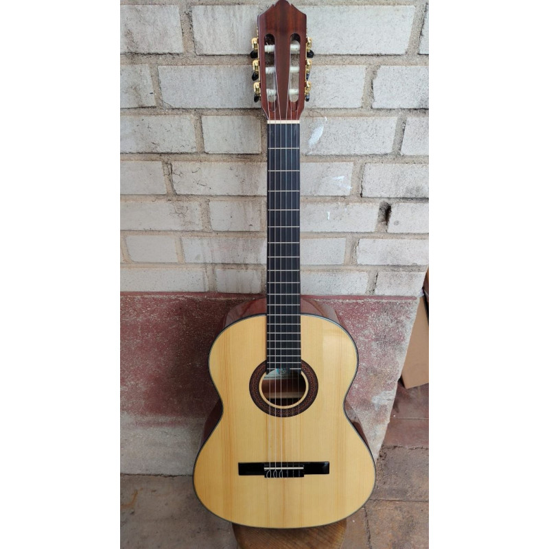 Outlet A89 - C320.202 Guitarra Clasica Vicente Tatay con Defecto en la Parte De Arriba Del Aro - Fondo de Sapeli con Tapa de Abe