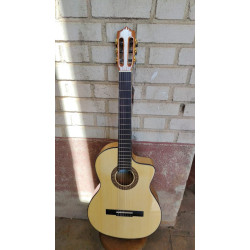 Outlet B02 - Vicente Tatay C320.580CE – Guitarra Flamenca Amplificada con Cutaway, Previo Joyo, Alma Ajustable y Golpeador con D