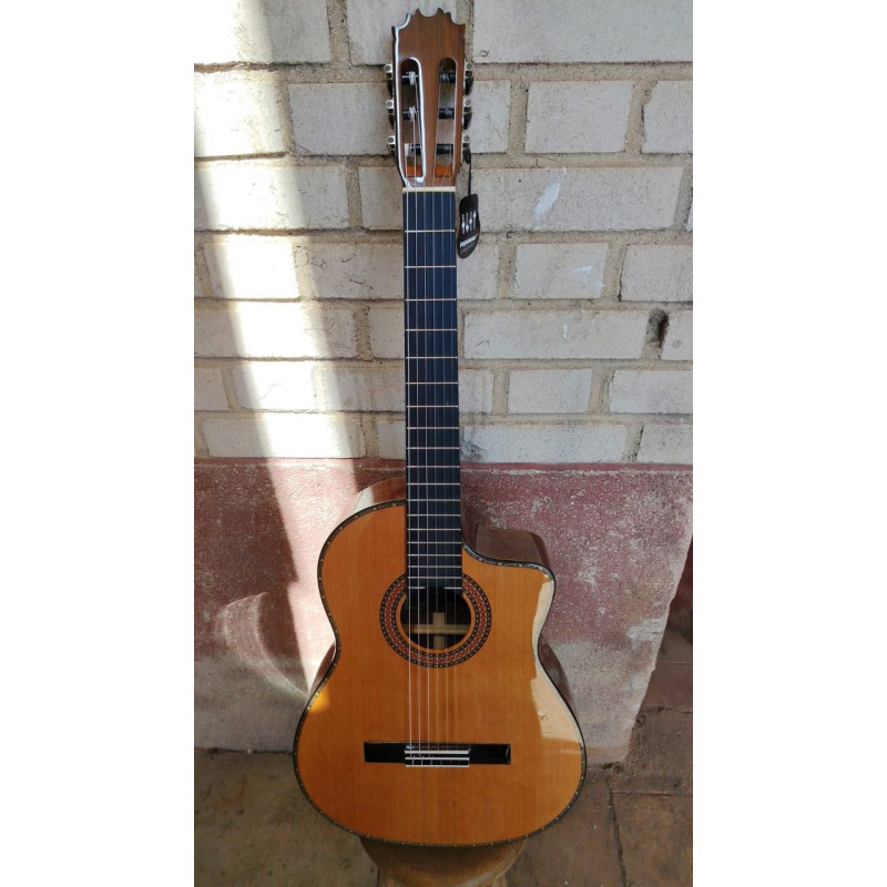 Outlet B03 - Antonio De Toledo Modelo E15 Cedro CEQ Fishman Con Cutaway AT-15CE Cut con Puente Reparado y Alguna Marca De Uso